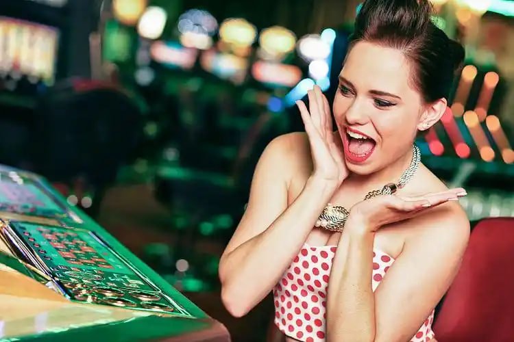 Tampilan meja Dragon Tiger Live di cebanqq dengan dealer dan kartu